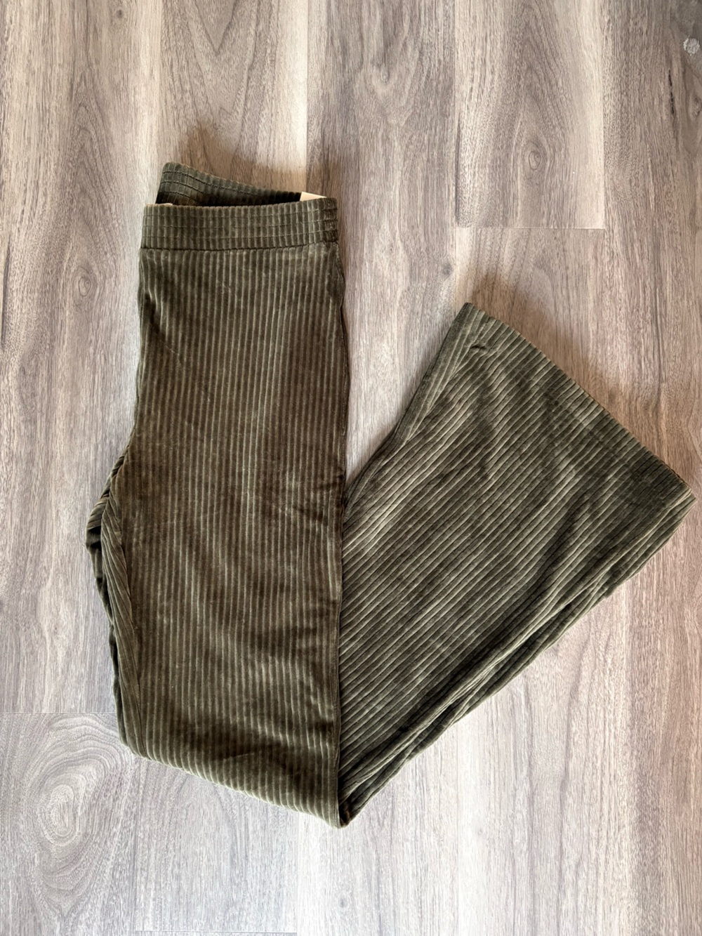 NWT Aerie Ribbed Velour Flare Pants – Olive Green – Size Medium Regular